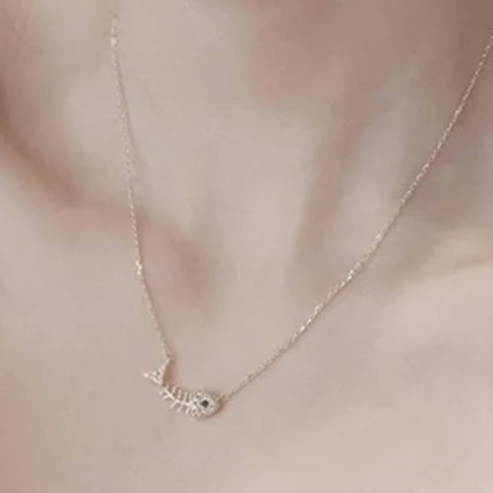 NWT BEAUTIFUL GLD DAINTY FISH NECKLACE - Picture 2 of 4